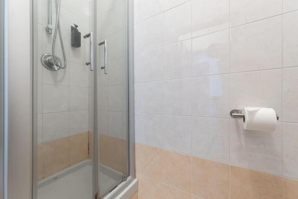 Appartamento Caterina A 5 Minuti Da Milano Fiere E San Siro Con Wifi-Netflix-Free Parking מראה חיצוני תמונה
