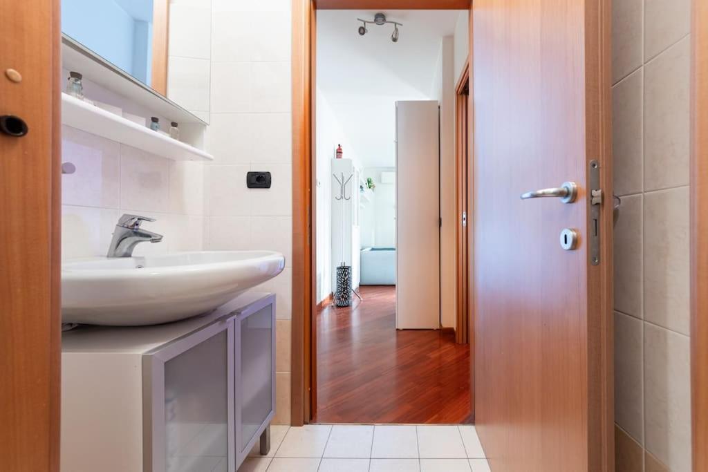 Appartamento Caterina A 5 Minuti Da Milano Fiere E San Siro Con Wifi-Netflix-Free Parking מראה חיצוני תמונה